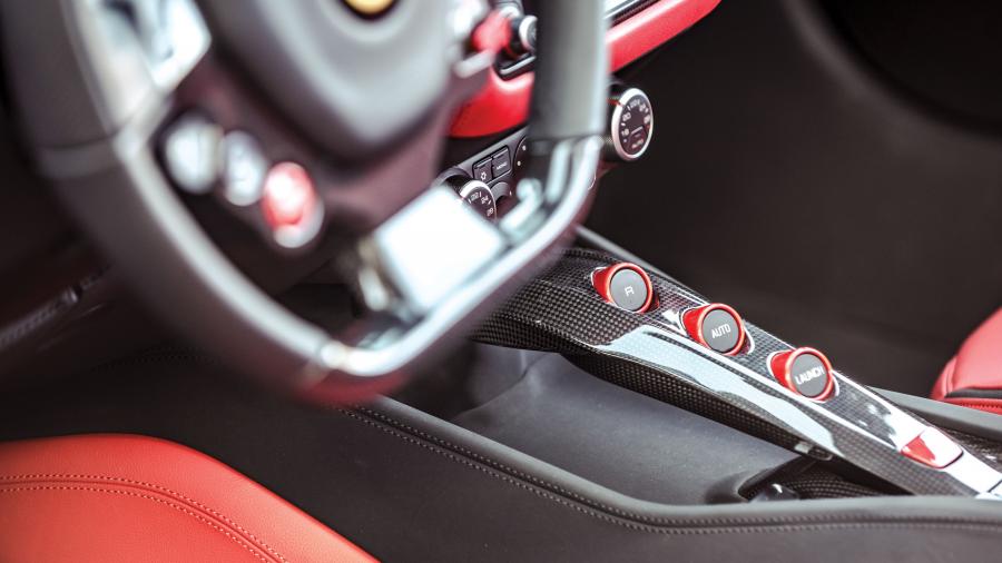 Детали интерьера Ferrari California T The Pinnacle (226893) 2017 года  (фото 14 из 29)